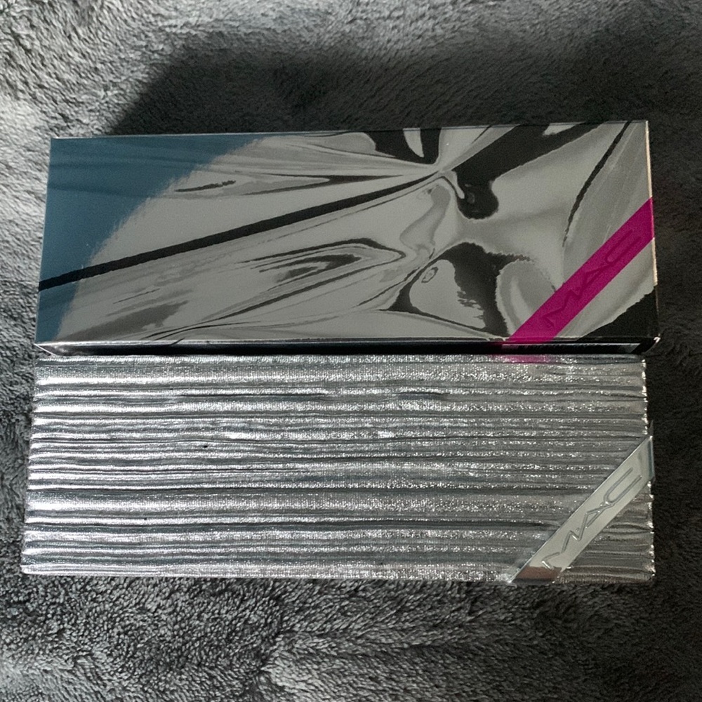 BRAND NEW: MAC SHINY PRETTY THINGS FACE COMPACT: FAIR